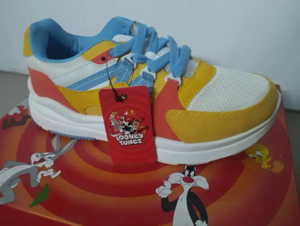 SEPATU AEROSTREET X LOONEY TUNES LIMITED