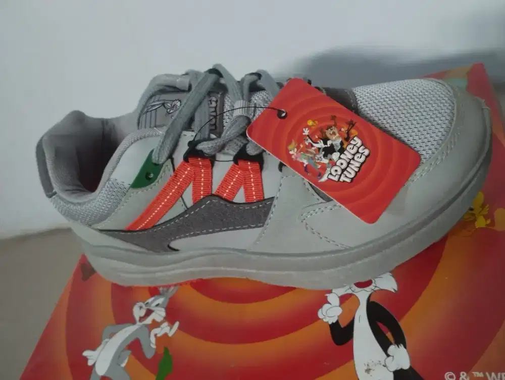 SEPATU AEROSTREET X LOONEY TUNES LIMITED