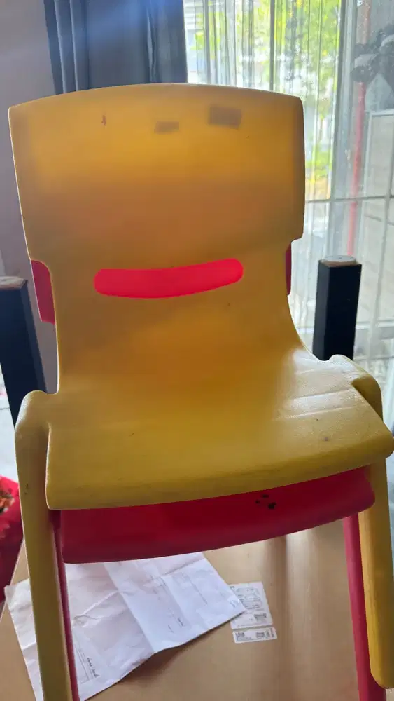 Kursi anak merah dan kuning