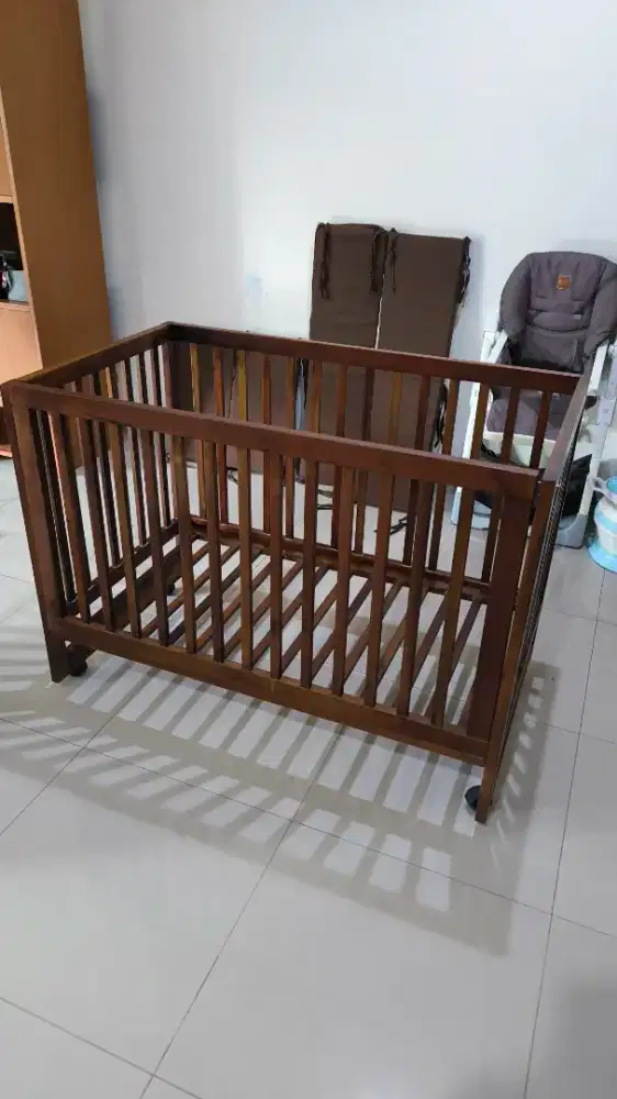 tempat tidur anak (bisa newborn/toddler)