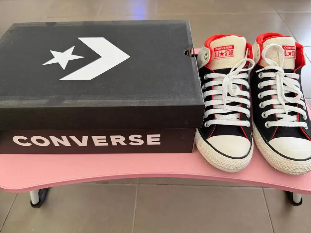 Sepatu Sneakers Converse Original 100% (Bekas)