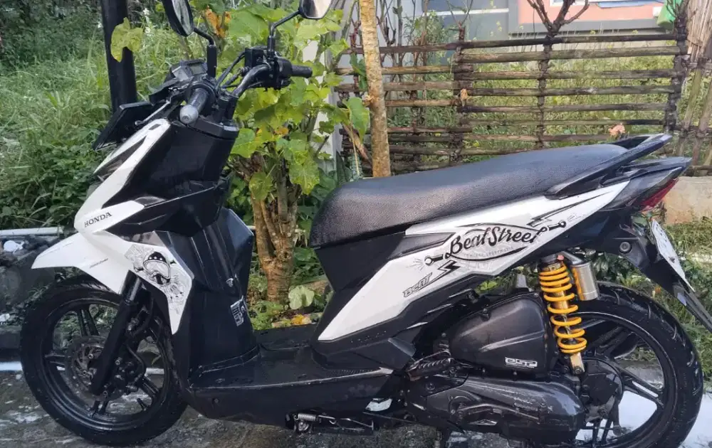 Honda beat street tahun 2017 putih komplit