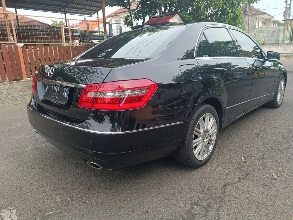 Mercedes-Benz E300 2011 Bensin