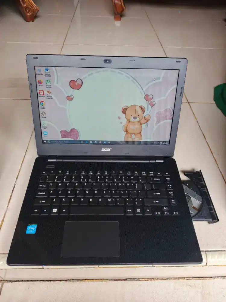 Laptop Acer Ssd 250gb Ram 4gb ngebut lancar siap pake batre awet(Nego)