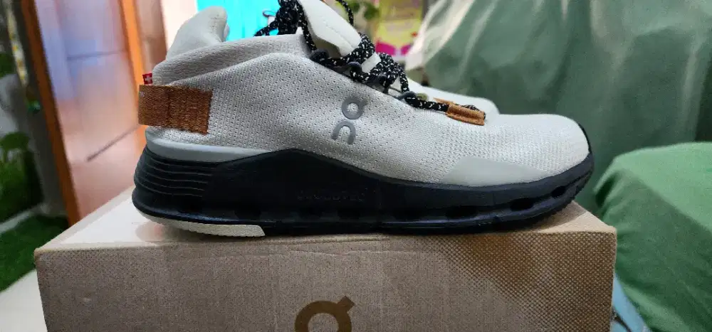 Sepatu on cloud size 37