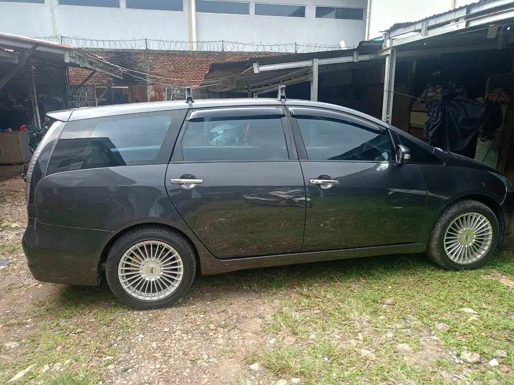 Mitsubishi Grandis 2010 Bensin