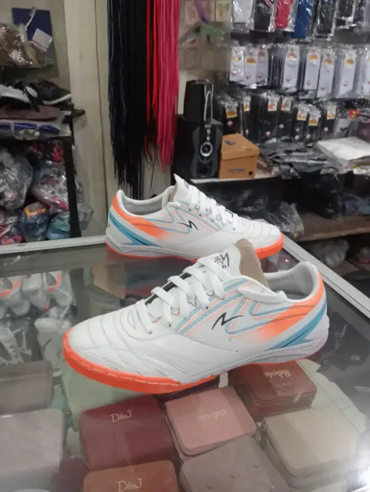 Sepatu futsal insole lentur jahitan