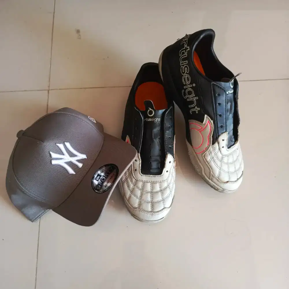 Paketan Sepatu Futsal ortuseight ori Bekas, and topi New era baru ori