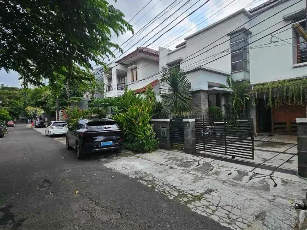 Jual Rumah 2 Lantai Kebayoran Baru Jakarta Selatan LT 233 m² SHM 6+1 KT Semi Furnish