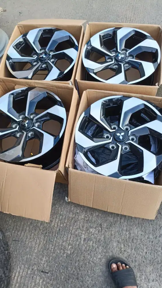 Jual velg copotan Pajero 2025 R18 original