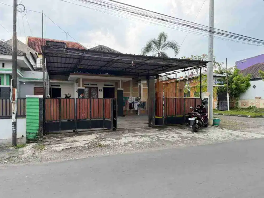 rumah strategis buat hunian dan usaha tepi jalan dekat kampus Akfis Colomadu