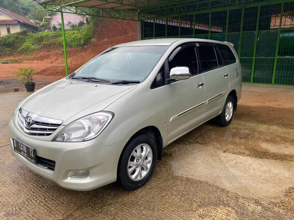 Toyota Kijang Innova 2010 Bensin