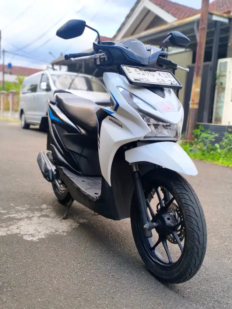 Honda Beat 2025 warna putih favorit pajak on