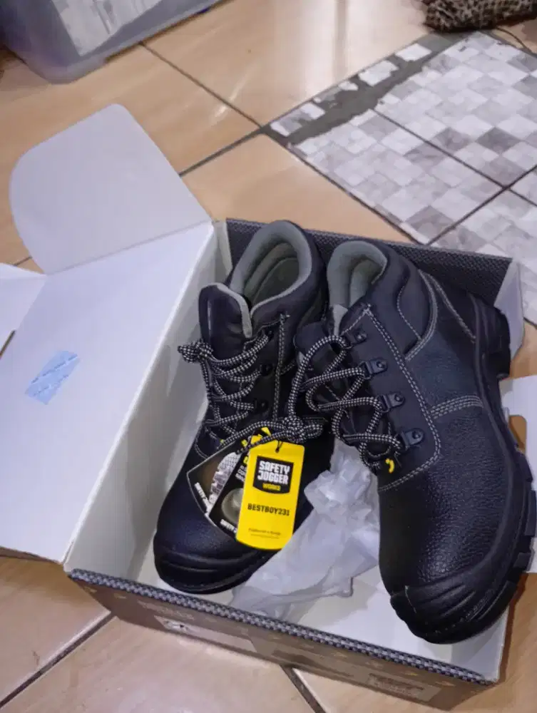 Sepatu safety jogger ukuran 41 bisa masuk di ukuran 40 dan ukuran 42