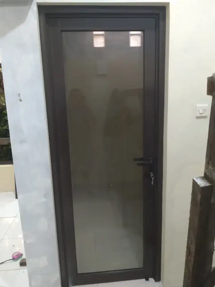 Pintu aluminium swing kaca T220cm L100cm harga terpasang 2,2 jt/unit