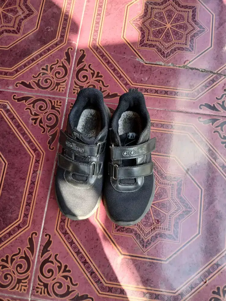 Sepatu sekolah anak hitam