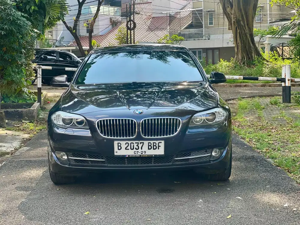 BMW 520i Luxury AT 2013