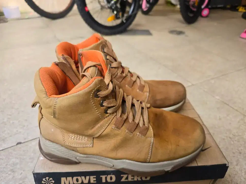 Sepatu booth jim Joker