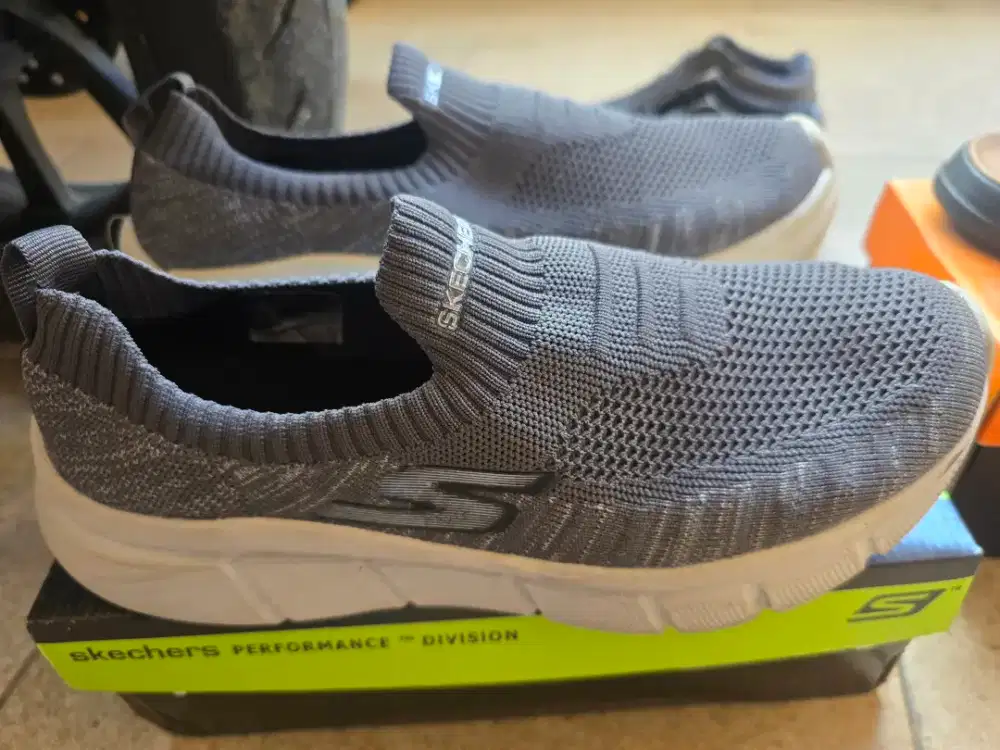 Sepatu skechers slip on