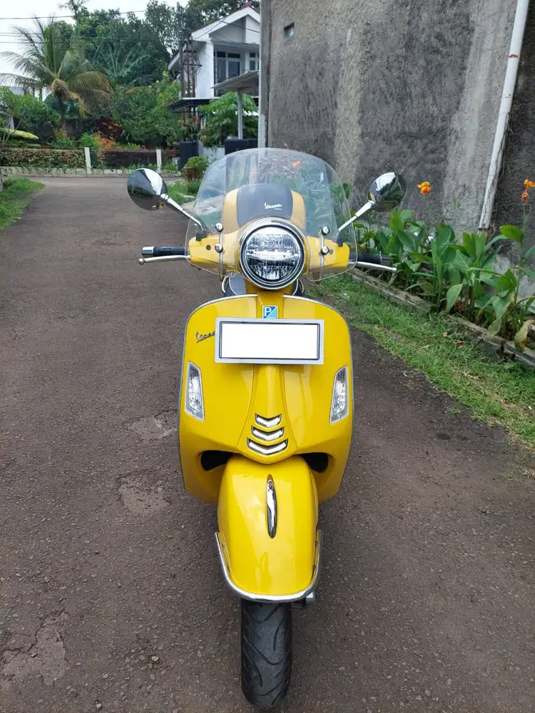FOR SALE – Vespa GTS 150cc 2019 Kuning (Yellow)