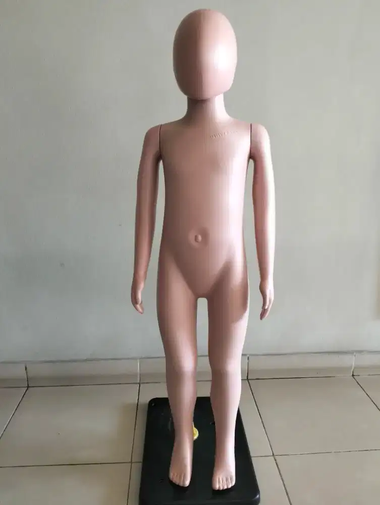 Manekin anak utuh wanita utuh