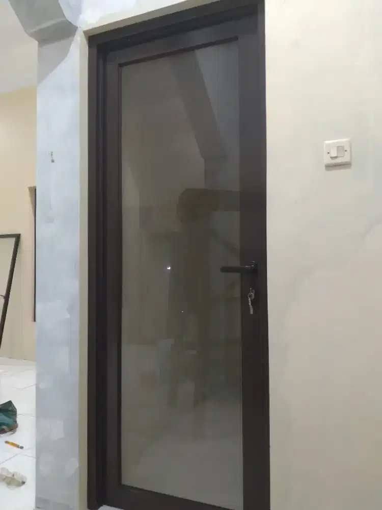 Pintu kaca alumunium swing T220cm L100cm hrg dg pasang 2,2 jt/unit