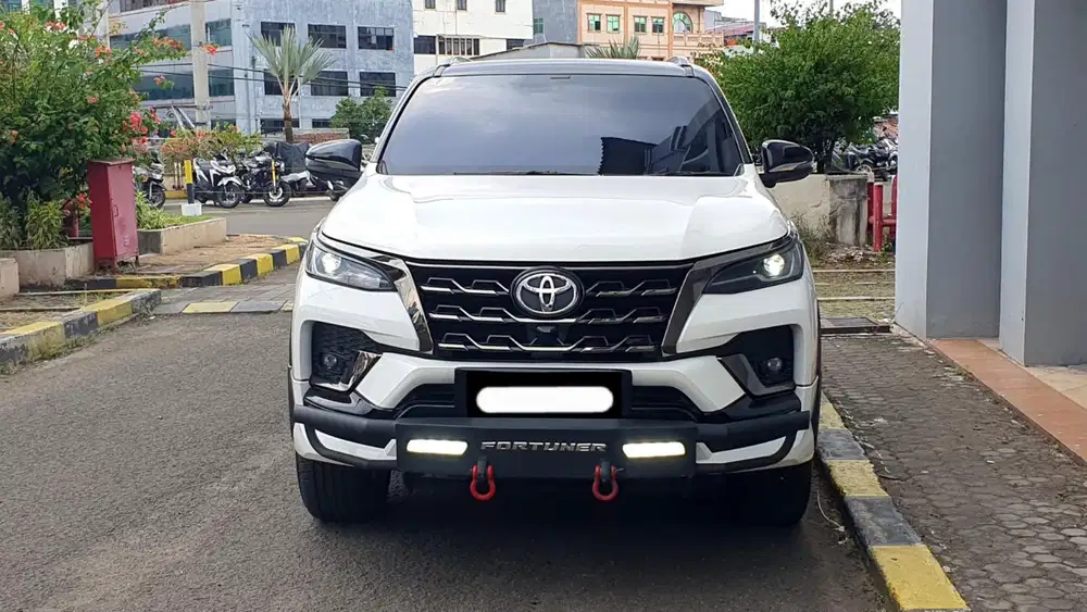 Km26rb toyota fortuner srz gr sport 2022 putih bensin
