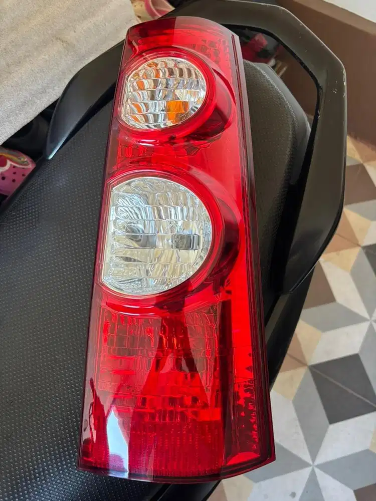 Lampu belakang sebelah kanan avanza