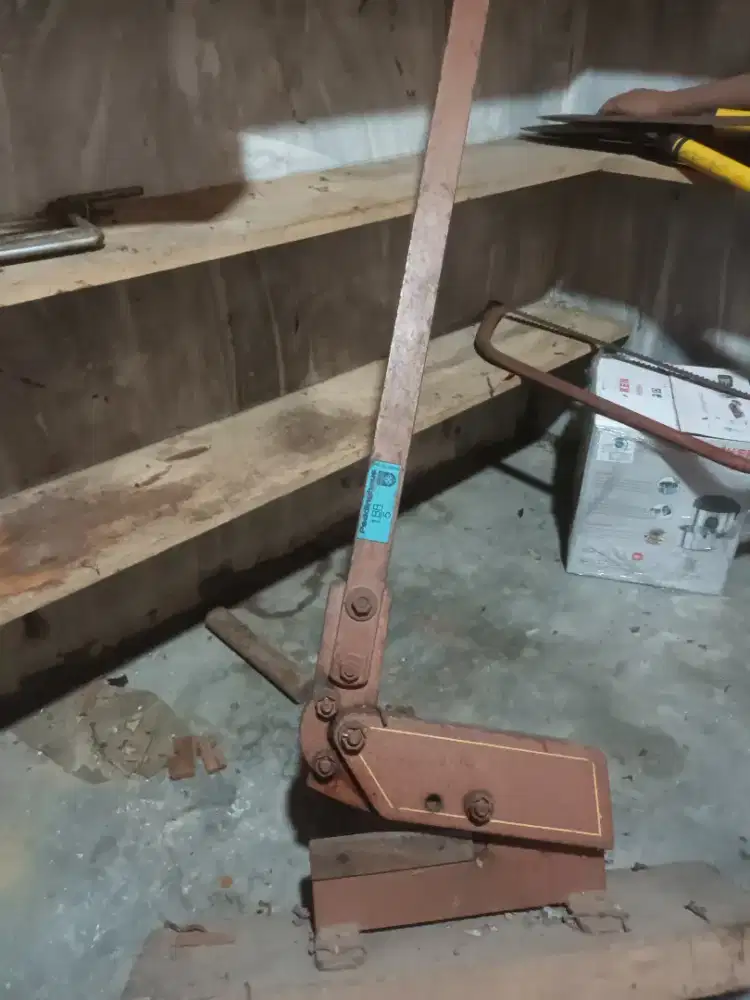 Alat potong gunting  plat baja ato besi