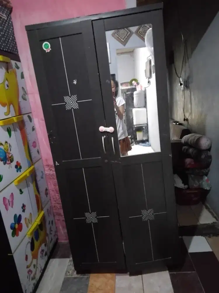Lemari hitam gratis