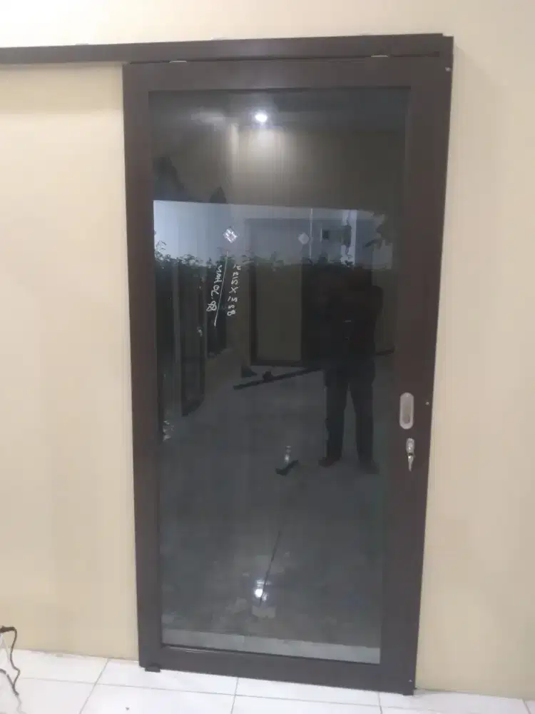 Pintu sliding kaca alumunium T210cm L90cm harga terpasang 2,3 jt/unit