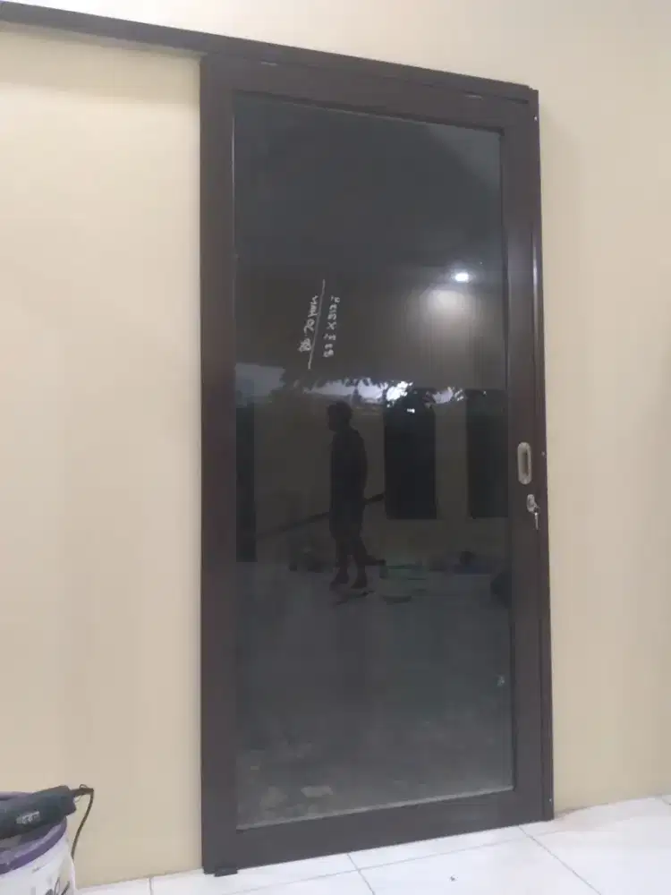 Pintu geser aluminium kaca T220cm L90cm harga terpasang 2,3 jt / unit