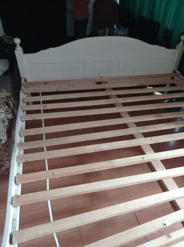 Dipan Putih Mewah ukuran King 180