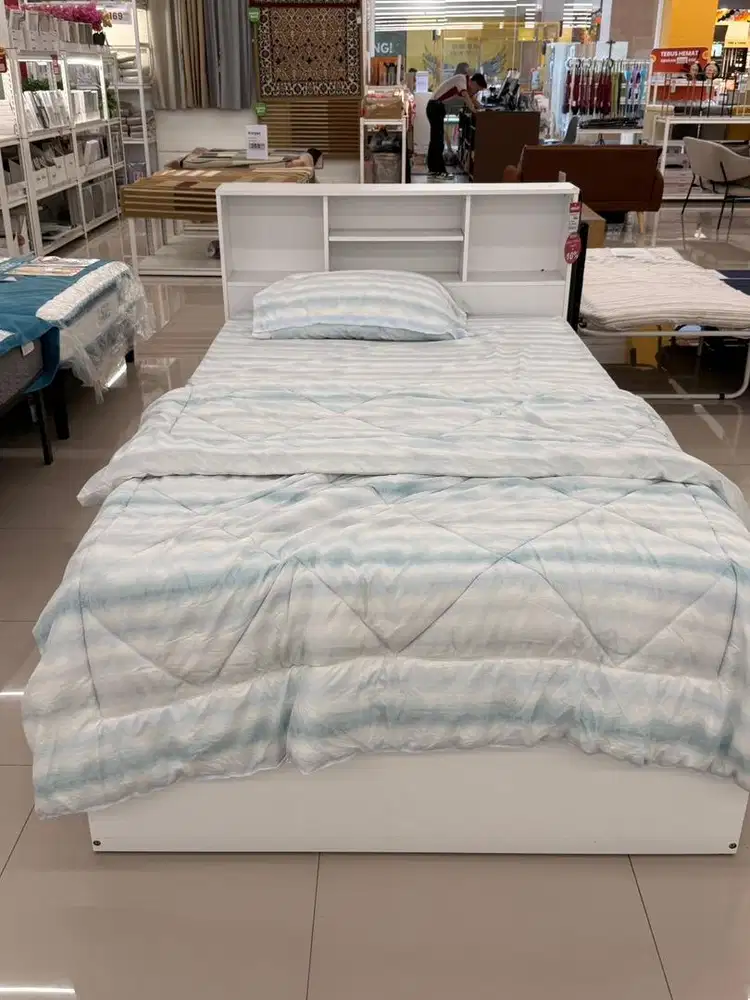 Tempat tidur hanya divan