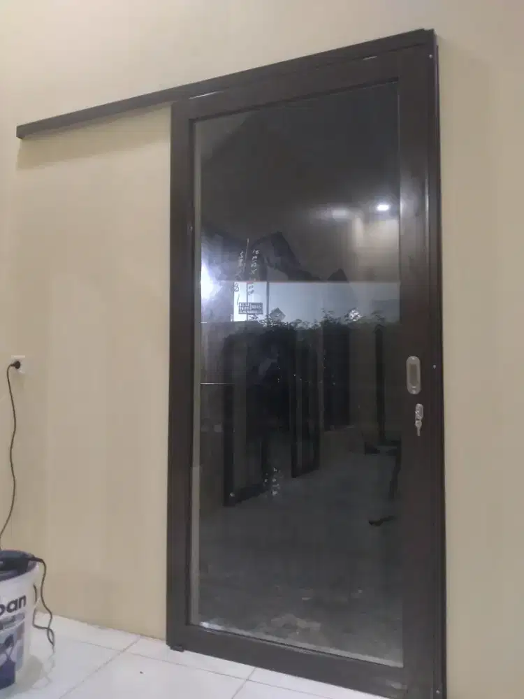 Pintu geser alumunium kaca T210cm L90cm hrg berikut psg 2,3 jt/ unit