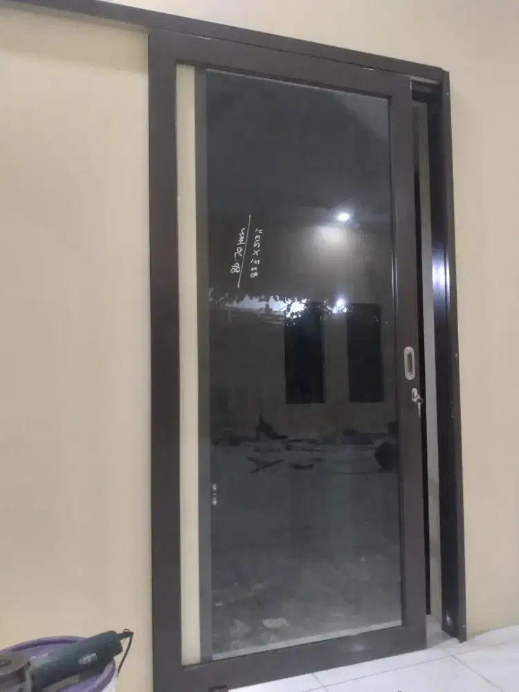 Pintu geser alumunium kaca T210cm L90cm hrg plus pasang 2,3 jt / unit