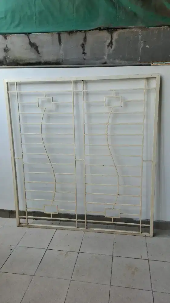 Teralis jendela rumah, besi tebal minimalis