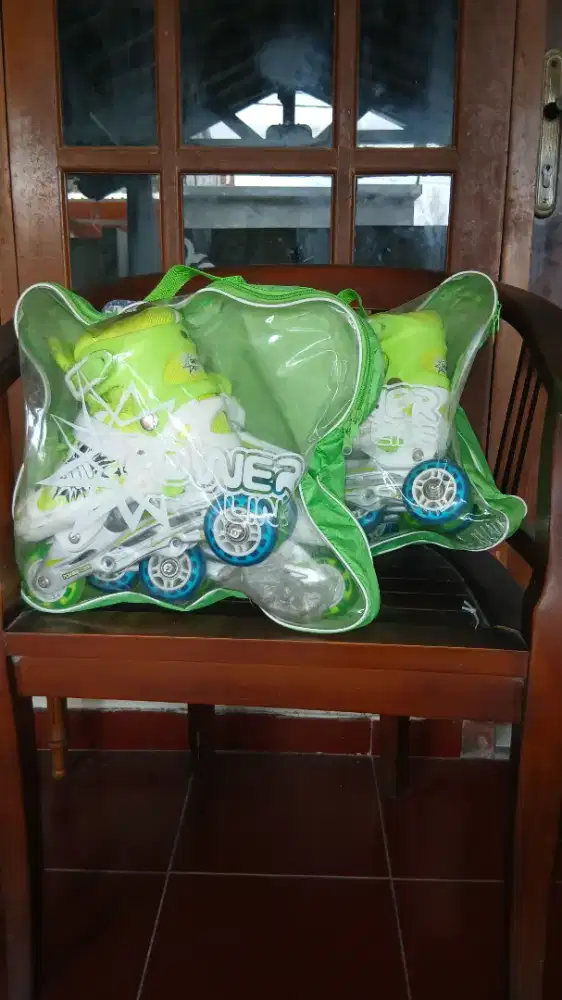 Beli sepatu roda gratis pistol air