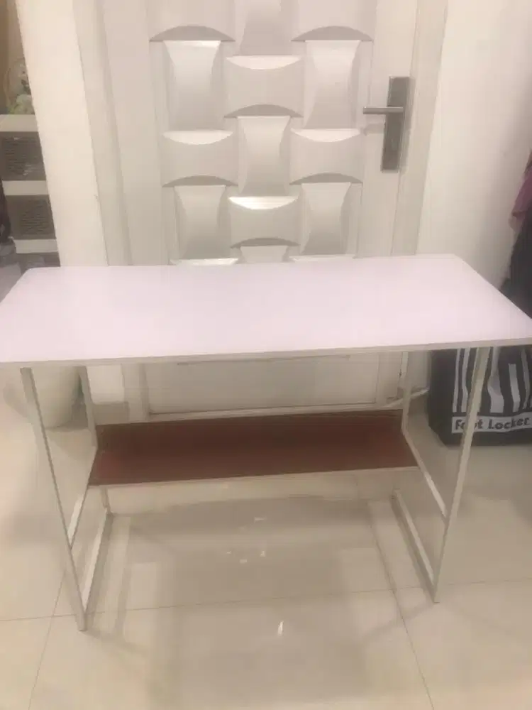 Meja putih serbaguna