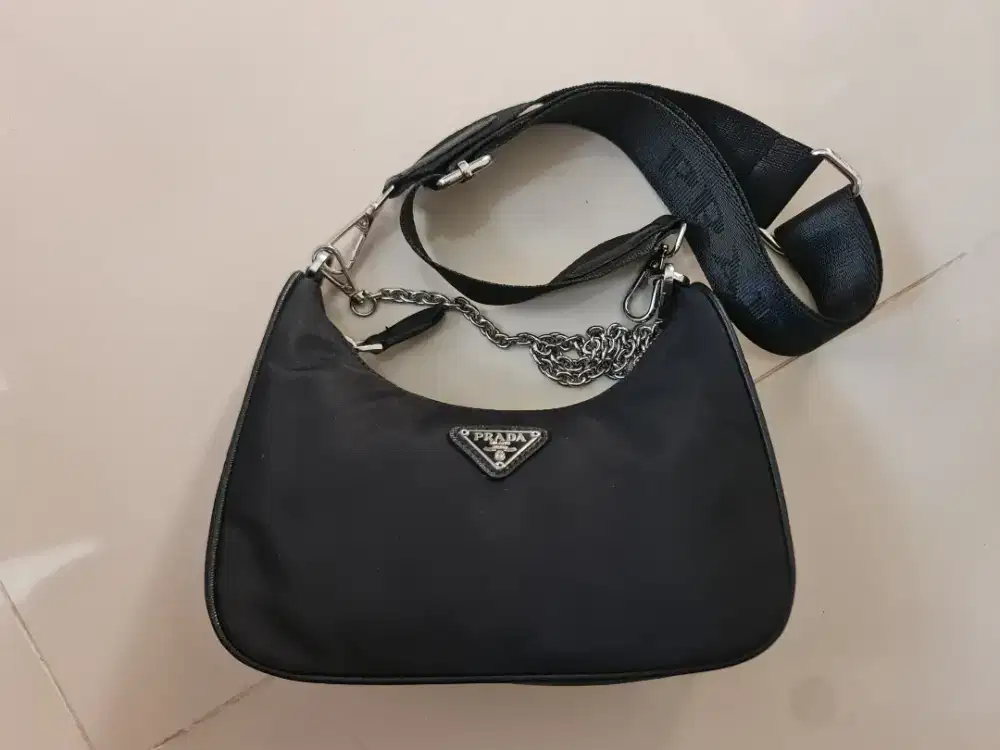 118. Tas Sling Bag Wanita Prada Milano Black

Mantan / Bekas / Second