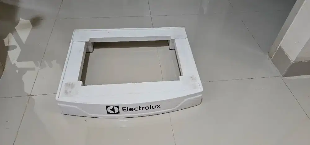 Tatakan mesin cuci elektrolux