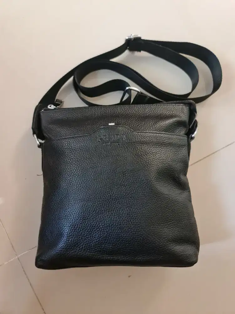 116. Tas Sling Bag Pria Prada Milano Black

Mantan / Bekas / Second