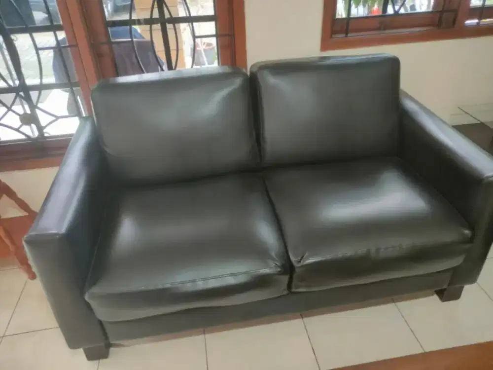 Set sofa hitam minimalis