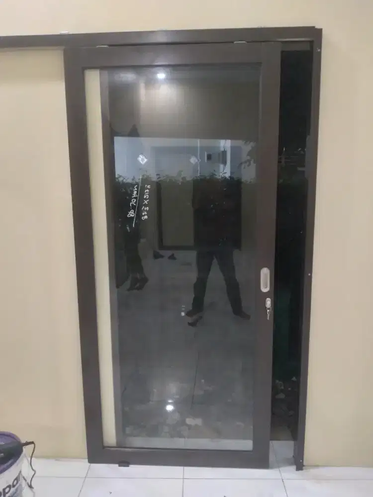 Pintu sliding alumunium kaca T210cm L90cm hrg dg pasang 2,3 jt / unit