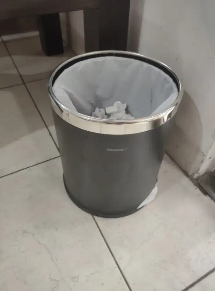 Tempat sampah kecil krosbow