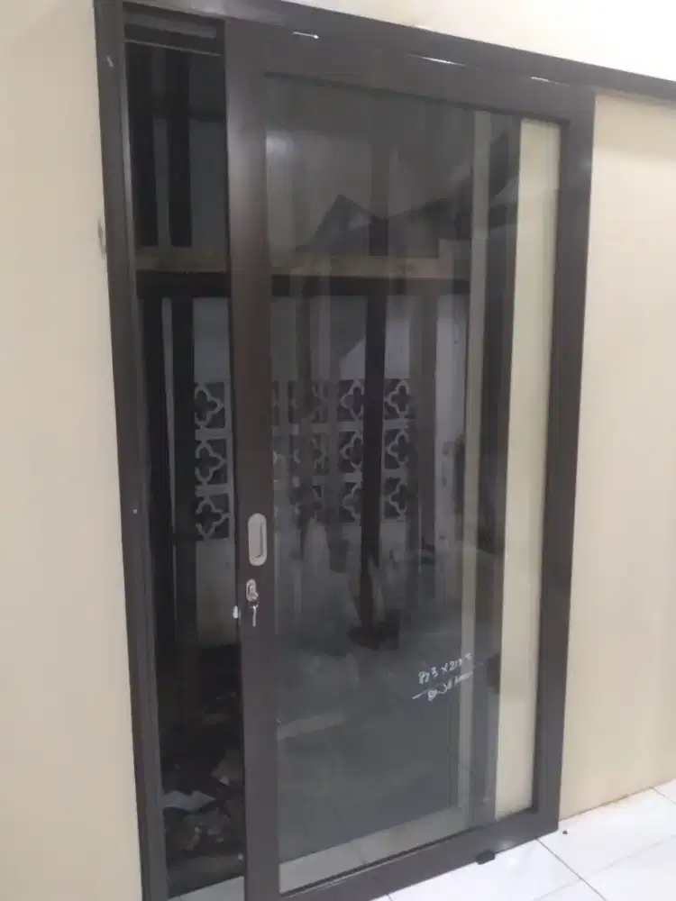 Pintu sliding aluminium T210cm L90cm harga terpasang 2,3 jtv/ unit