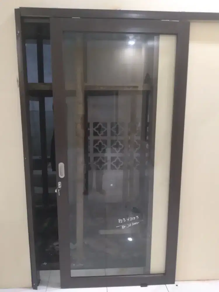 Pintu geser aluminium kaca T210cm L90cm harga terpsg 2,3 jt / unit