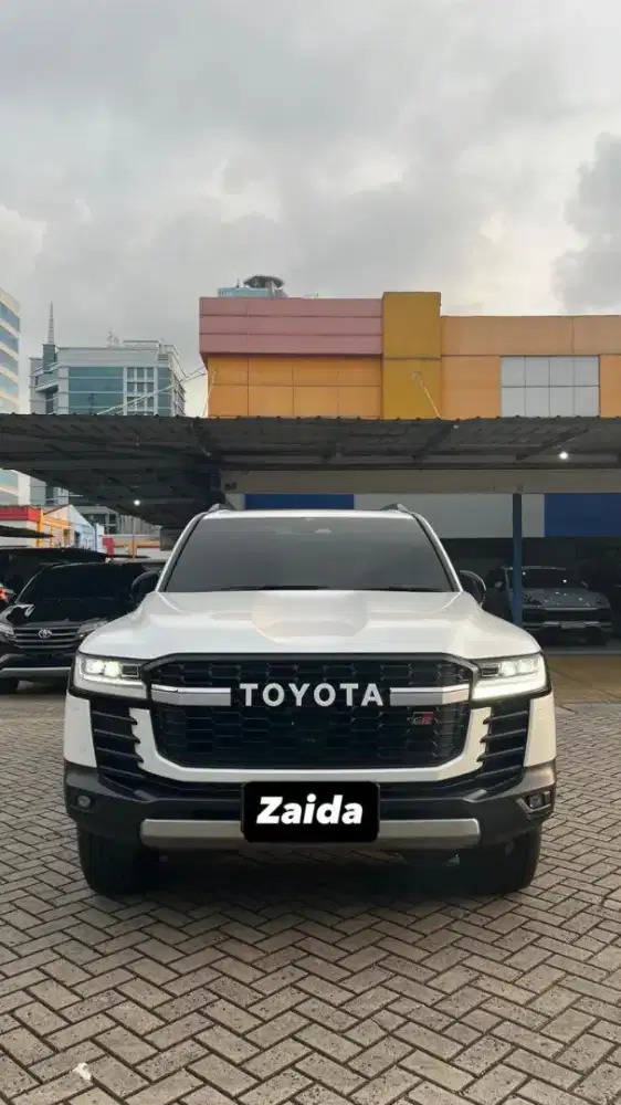 KM500 PERAK TOYOTA LAND CRUISER 300 GR-S 2025 PUTIH