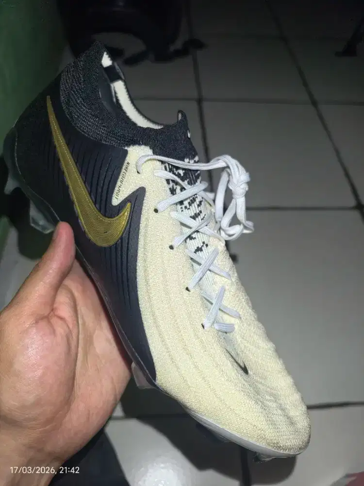 Sepatu bola Nike Phantom