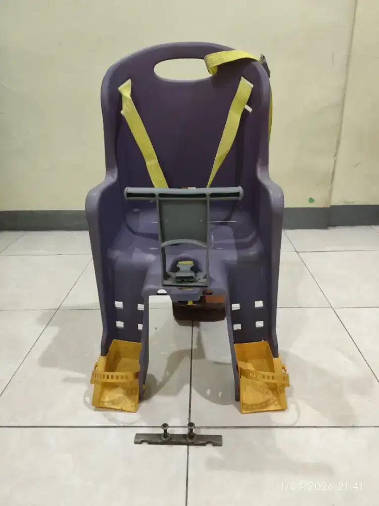 Boncengan anak sepeda United